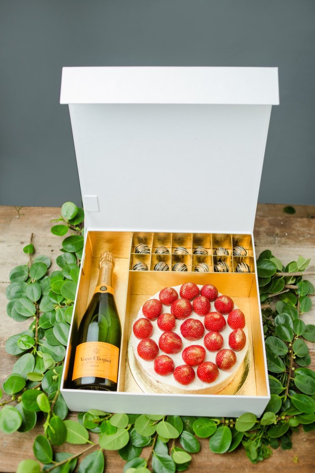 Luxe Naked Wine Gift Set w_ Strawberries _n Cream Cake.JPG